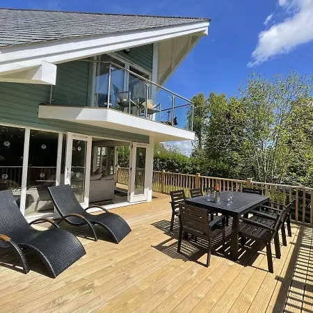 Luxurious 4 Bedroom New England Style - Trewhiddle V12